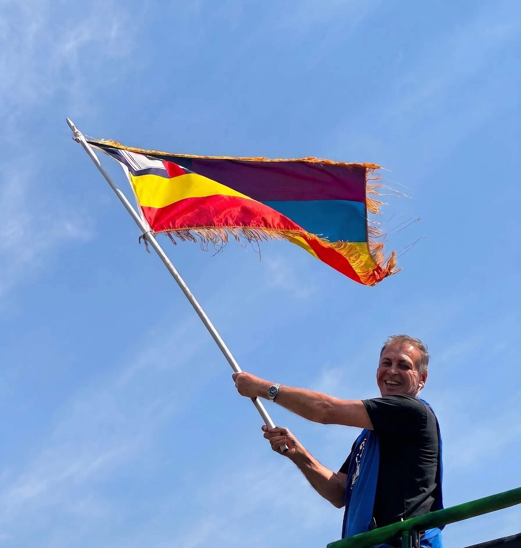 Pastor segurando a bandeira da IEQ, em 2025